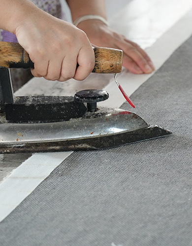Gros plan du repassage du support de tapis touffeté