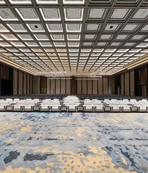 Grand tapis touffeté abstrait dans une salle de conférence avec chaises blanches