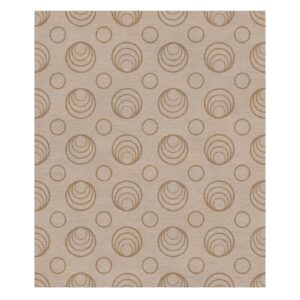 Tapis touffeté neutre présentant des cercles concentriques en taupe clair sur fond crème. Le motif alterne entre de grands cercles à plusieurs anneaux et de plus petits cercles simples.