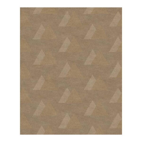 Tapis touffeté subtil présentant un motif géométrique de formes triangulaires dans des tons taupe neutres.