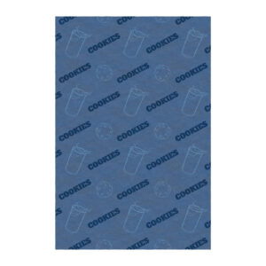 Tapis touffeté bleu avec motif répétitif d'illustrations de biscuits et verres de lait avec le texte "COOKIES" partout.