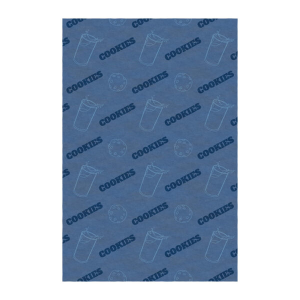 Tapis touffeté bleu avec motif répétitif d'illustrations de biscuits et verres de lait avec le texte "COOKIES" partout.