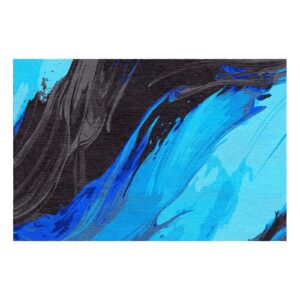 Tapis tufté dynamique avec motif de coups de pinceau audacieux en différentes nuances de bleu sur fond noir. Le design énergique ressemble à des touches de peinture.