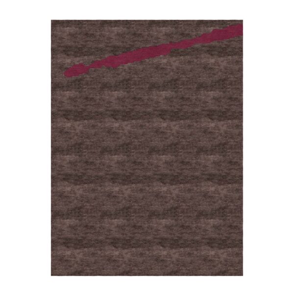 Tapis tufté minimaliste en brun charbon profond avec une seule rayure diagonale bordeaux. La ligne dramatique de couleur traverse la partie supérieure du tapis.