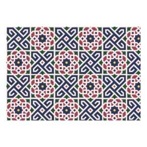 Tapis tufté complexe présentant des motifs géométriques d'inspiration marocaine en bleu marine, bordeaux et vert forêt sur fond crème.