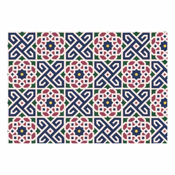 Tapis tufté complexe présentant des motifs géométriques d'inspiration marocaine en bleu marine, bordeaux et vert forêt sur fond crème.