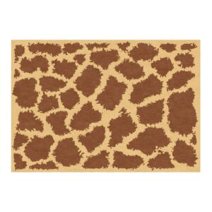 Tapis touffeté à imprimé animal imitant le motif de girafe avec des taches brunes sur fond crème. Les formes organiques créent un aspect naturel inspiré du safari.