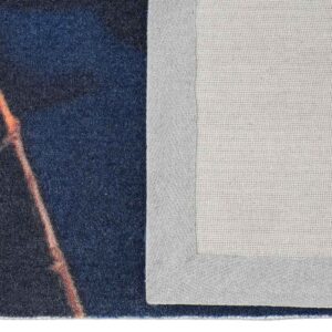 Un tapis en nylon imprimé bleu marine avec une fine ligne orange, montrant le tissu de support et la reliure des bords.