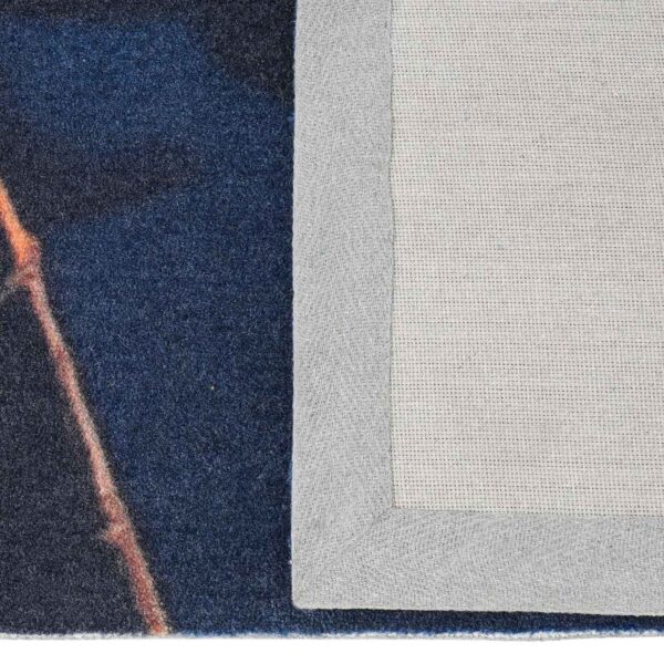 Un tapis en nylon imprimé bleu marine avec une fine ligne orange, montrant le tissu de support et la reliure des bords.