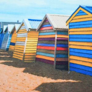 Tapis imprimé en polyester représentant des cabanes de plage, avec les façades rayées de plusieurs cabanes (jaunes, bleues, multicolores) et leurs toits à pics.