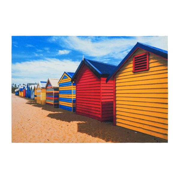 Tapis personnalisé en polyester imprimé représentant une rangée de cabines de bain en bois coloré (rouge, jaune, bleu) sur une plage de sable.