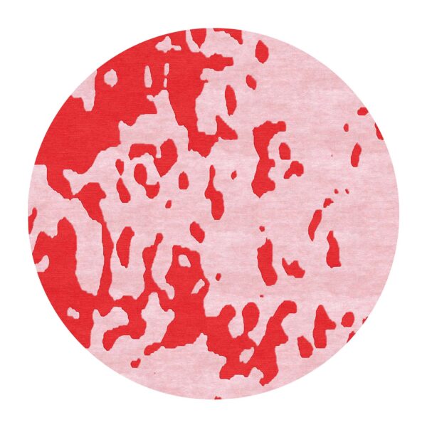 Tapis touffeté rond 2,4 mètres présentant un design abstrait dans des tons rouge vif et rose doux. Le motif organique ressemble à un effet aquarelle.