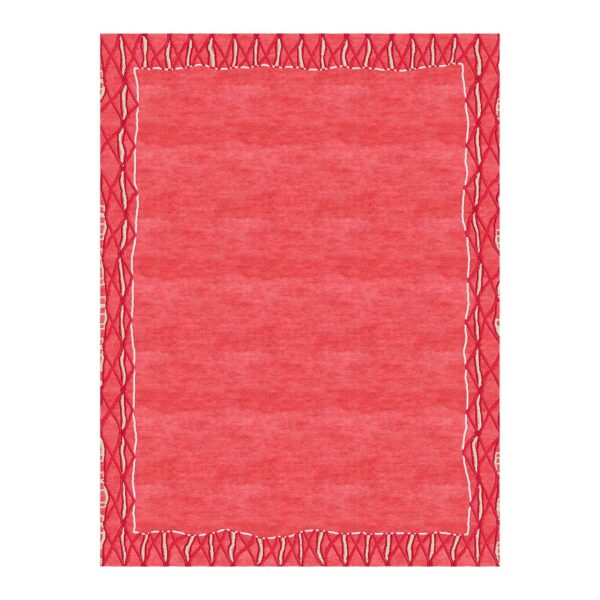Tapis touffeté rouge corail avec un design de bordure simple encadrant un centre uni. Le bord décoratif présente un motif de diamants.