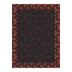 Tapis touffeté sombre avec motif répétitif de trèfles corail sur fond anthracite. Les motifs stylisés à trois lobes forment un motif cohérent.