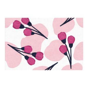 Tapis tufté rectangulaire avec motif floral abstrait, fleurs roses vif sur fond blanc avec formes roses pâles. Boutons floraux aux tiges noires rappelant des fleurs de cerisier.