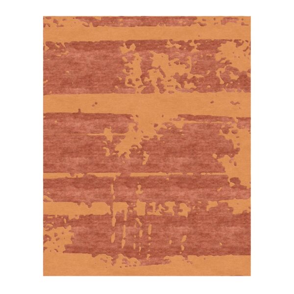 Tapis tufté abstrait avec des bandes horizontales de couleur rouille sur un fond orange doré. L'effet usé et vieilli crée une apparence ancienne.