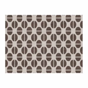 Tapis tufté rectangulaire avec motif de grains de café stylisés. Fond beige clair avec formes ovales brunes divisées par une ligne centrale.