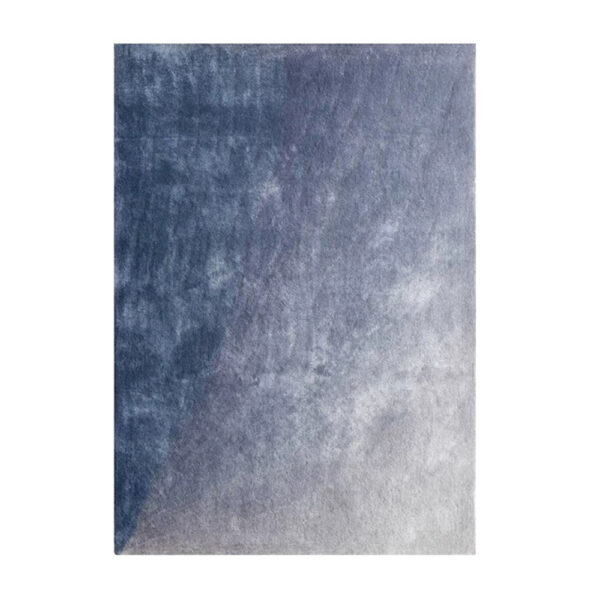 Tapis en laine tuftée bleu dégradé avec texture douce et surface veloutée aux tons bleu marine s'éclaircissant vers le gris clair.