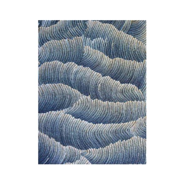 Tapis en laine tuftée motif vagues bleues texturées avec lignes ondulantes en relief, dans différentes nuances de bleu et bleu-gris.