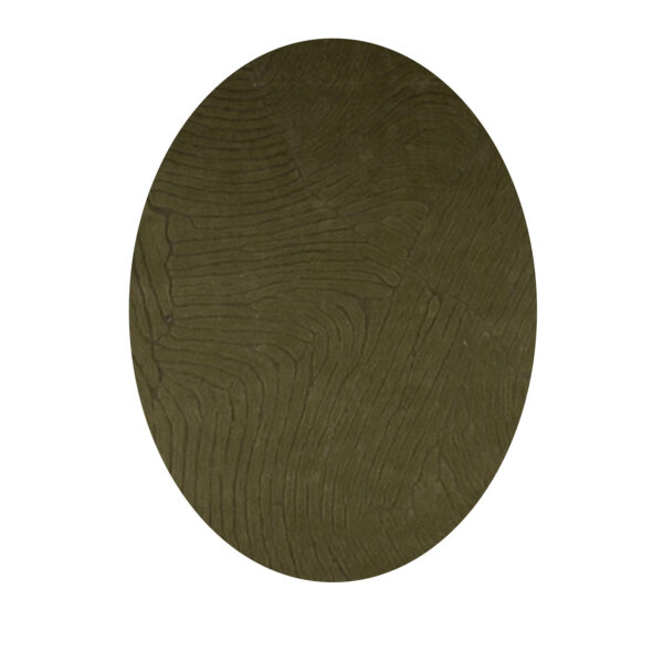 Tapis en laine tuftée ovale vert olive avec motifs linéaires organiques rappelant des veines de bois ou des contours topographiques.