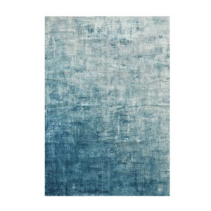 Tapis en laine tuftée bleu dégradé effet aquarelle, texture douce avec variations de bleu ciel à bleu profond et finition mate.