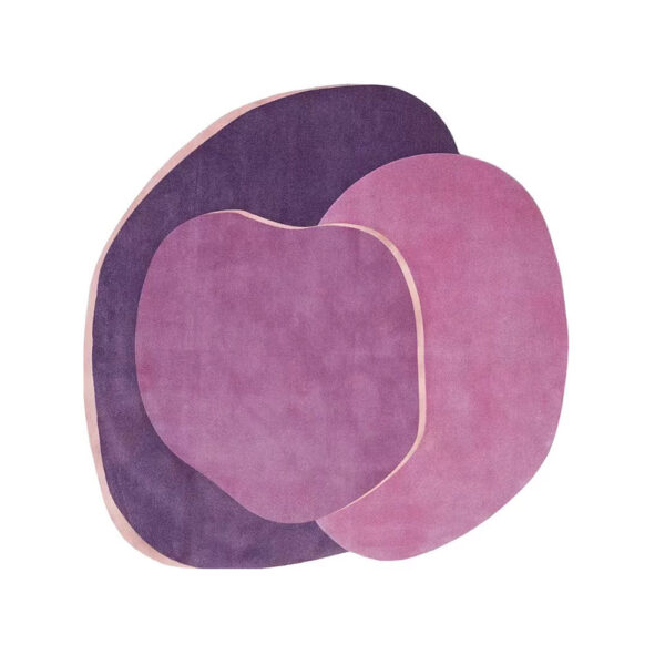 Tapis en laine tuftée forme abstraite en tons violet et rose avec bordure rose pâle, composé de formes organiques superposées aux textures douces.
