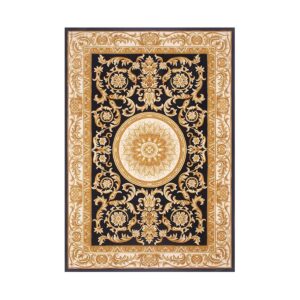 Tapis classique tuftée motif Savonnerie avec médaillon central doré sur fond noir, bordure ornementale dorée et motifs floraux baroques détaillés.