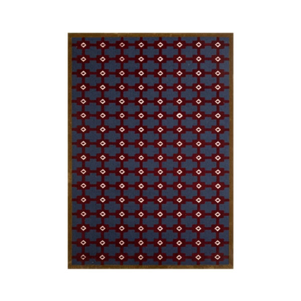 Tapis en laine tuftée motif graphique avec croix bleues sur fond bordeaux, bordure marron et points blancs en diamant uniformément répartis.