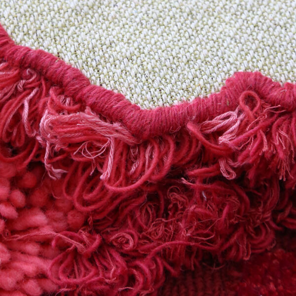 Petit tapis mousse rouge de forme organique – Image 4